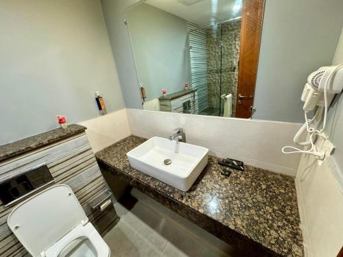 Gold Crest Luxuries APT with high end Amenities & Mall - image 8