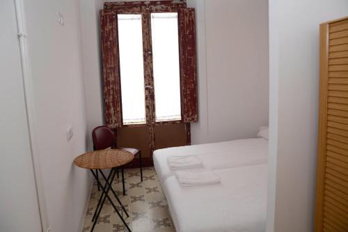 Twin Room with Private Bathroom image 10