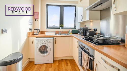Kitchen, Premium Serviced Apartment in Basingstoke Town Centre By Redwood Stays in Basingstoke