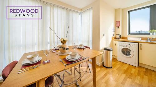 Kitchen, Premium Serviced Apartment in Basingstoke Town Centre By Redwood Stays in Basingstoke