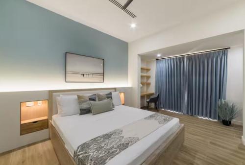 Luxury Oceanview Penthouses with a Rooftop Pool - image 2