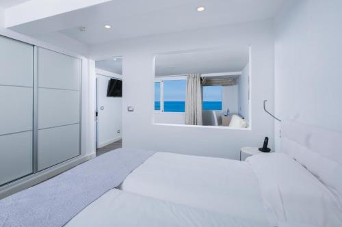 2 twin beds, 1 sofa bed