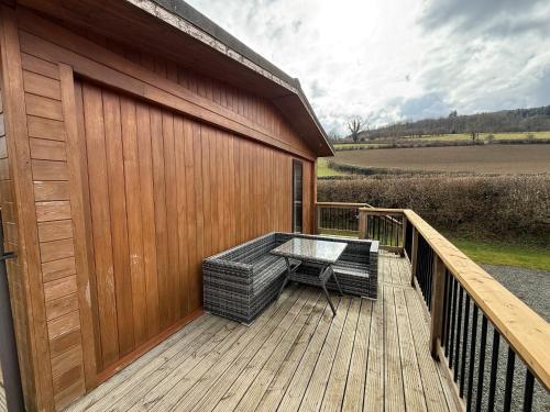 Charming 2 bedroom Lodge In the Shropshire Countryside with Fantastic Views in Kluntona
