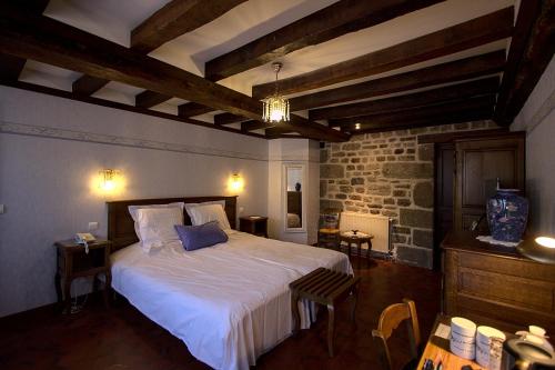 Logis Hotel Restaurant Manoir De L'Acherie in Villedieu-les-Poeles