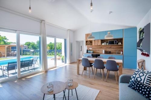 ห้องครัว, Villa The Pool House, a lush modern villa with a pool in เนเดสชีนา