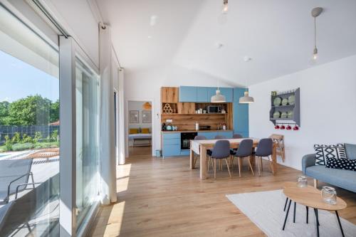 ห้องครัว, Villa The Pool House, a lush modern villa with a pool in เนเดสชีนา