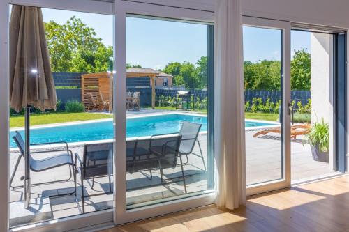 บริการและสิ่งอำนวยความสะดวก, Villa The Pool House, a lush modern villa with a pool in เนเดสชีนา