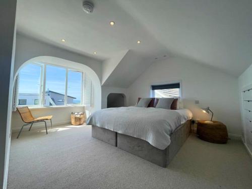 Baywatch Mawgan Porth Spacious Home sleeps 9, Games room, Parking & Garden in Trenance