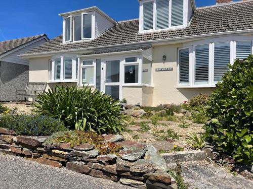 Exterior view, Baywatch Mawgan Porth Spacious Home sleeps 9, Games room, Parking & Garden in Trenance