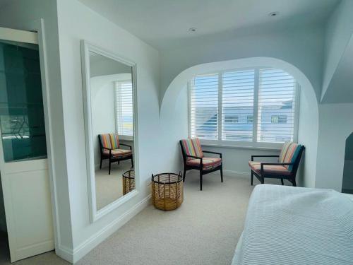 Guestroom, Baywatch Mawgan Porth Spacious Home sleeps 9, Games room, Parking & Garden in Trenance