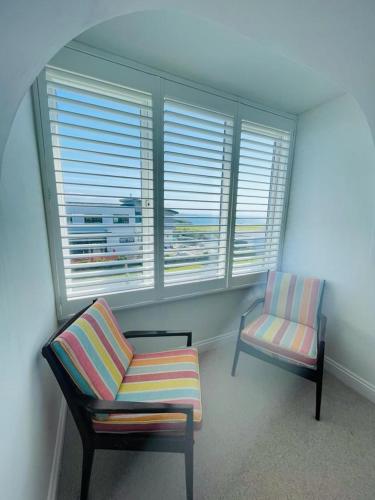 Facilities, Baywatch Mawgan Porth Spacious Home sleeps 9, Games room, Parking & Garden in Trenance