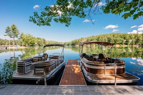Arbutus Lake-King Suite-Pontoon Rentals