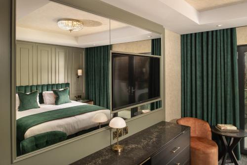 1 double bed, 2 twin beds