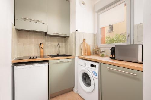 Kitchen, Oasis Cachee - Jacuzzi et cinema in Barriere de Paris