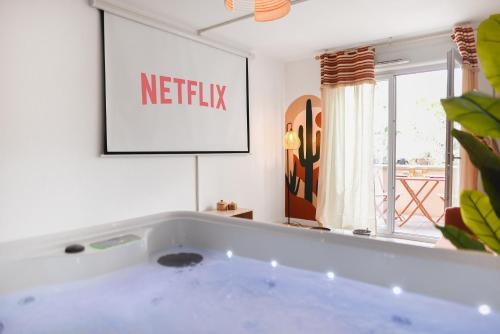 Hot tub, Oasis Cachee - Jacuzzi et cinema in Barriere de Paris