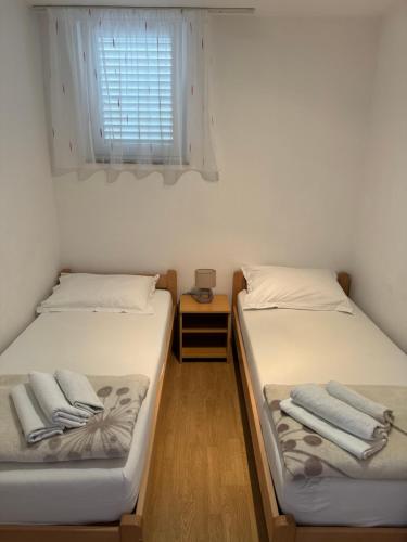 2 bedrooms, 4 beds
