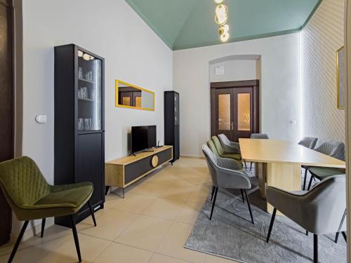Magnificent Apartment with Sauna and Billiards, Прага (фото 7)