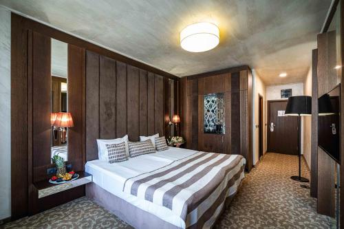 Deluxe Double Room image 3