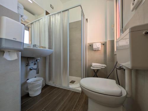 Economy Double Room image 6