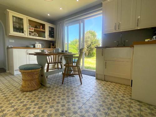 Baywatch Mawgan Porth Spacious Home sleeps 9, Games room, Parking & Garden in Trenance