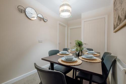 Riya Apartments - Modern & Spacious 6 bed 3 Bath House - Gateshead in Gateshead