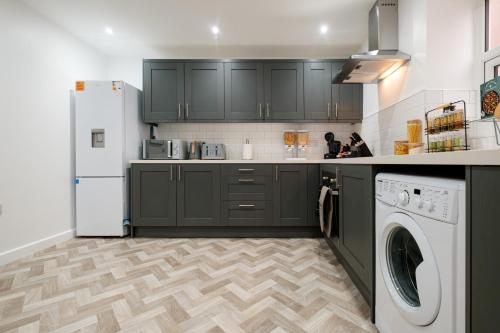 Riya Apartments - Modern & Spacious 6 bed 3 Bath House - Gateshead in Gateshead