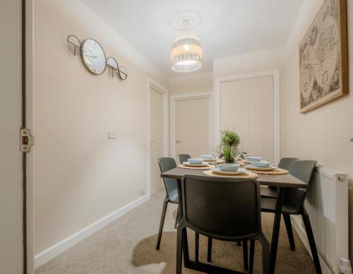 Riya Apartments - Modern & Spacious 6 bed 3 Bath House - Gateshead in Gateshead