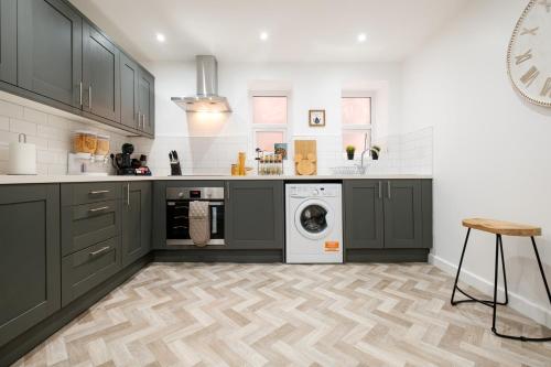 Riya Apartments - Modern & Spacious 6 bed 3 Bath House - Gateshead in Gateshead