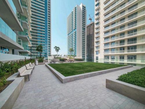Wake Up to Sea Views - 1BR Beachfront and Near Marina, Dubai (Foto 9)