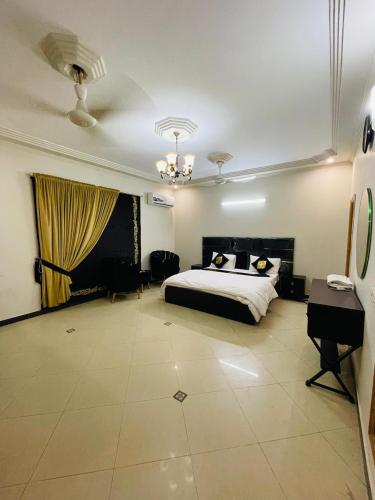 Deluxe Double Room (2 Adults + 1 Child) image 9