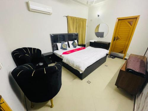 Deluxe Double Room (2 Adults + 1 Child) image 3