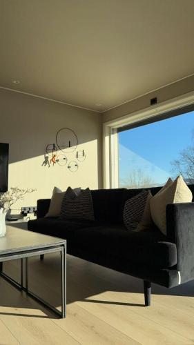 . Stor enebolig med stor inngjerdet hage og lekestativ! Perfekt for barnefamilier