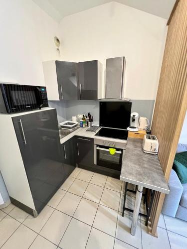 кухня, Charmant appart T2 tout équipé (Charmant appart T2 tout equipe) in Монбель'яр