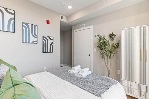 10 mins to CenterCity, With Queen Bed, Views from RT! thumb 4