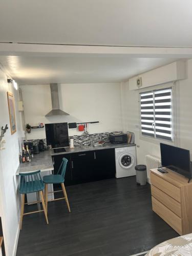 Konyha, Studio Prunus Hyper centre in Lorient