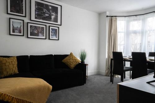 Bright 2-Bed Flat with Skylight attic Room, Londýn