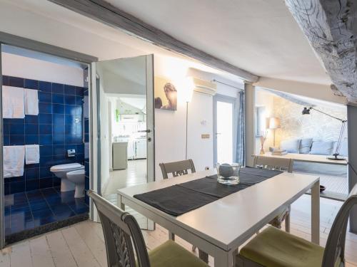Central Rome Terrace Apartment, Рим (фото 3)