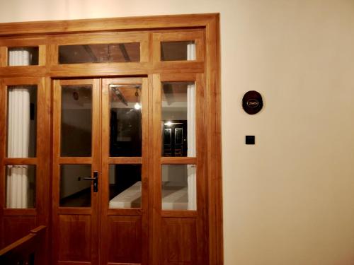 Deluxe One-Bedroom Apartment image 7