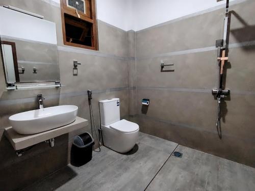Deluxe One-Bedroom Apartment with Garden View image 3