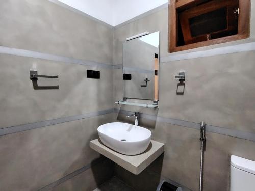 Deluxe One-Bedroom Apartment image 6