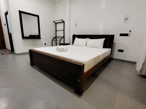 Deluxe One-Bedroom Apartment with Garden View image 2