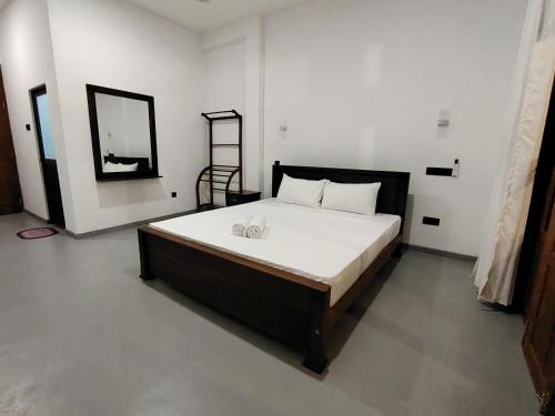 Deluxe One-Bedroom Apartment image 1