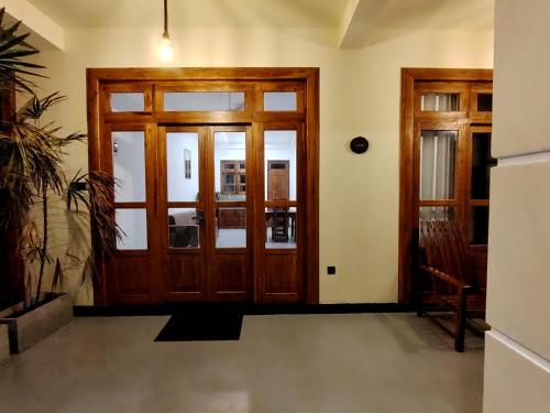 Deluxe One-Bedroom Apartment image 9