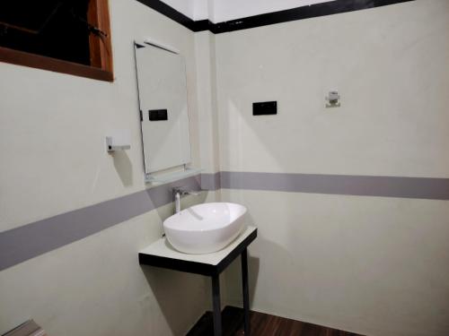Deluxe One-Bedroom Apartment image 7