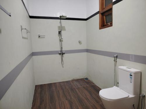 Deluxe One-Bedroom Apartment image 6