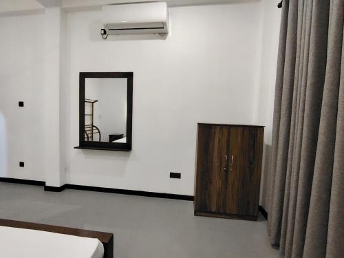 Deluxe One-Bedroom Apartment image 3