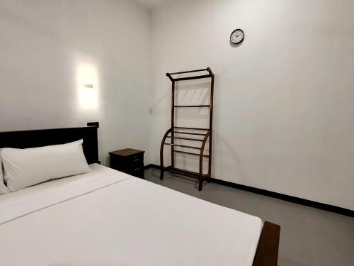 Deluxe One-Bedroom Apartment image 2