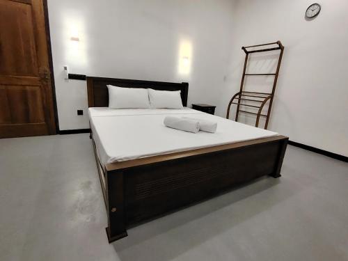 Deluxe One-Bedroom Apartment image 1