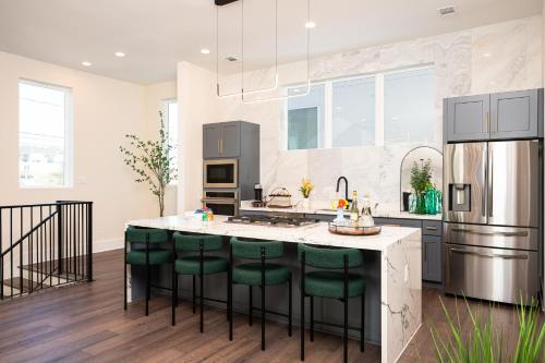 Elegant Luxury in Heart of Houston w Rooftop & Grill near Beer Can House