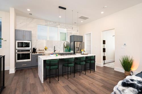 Elegant Luxury in Heart of Houston w Rooftop & Grill near Beer Can House